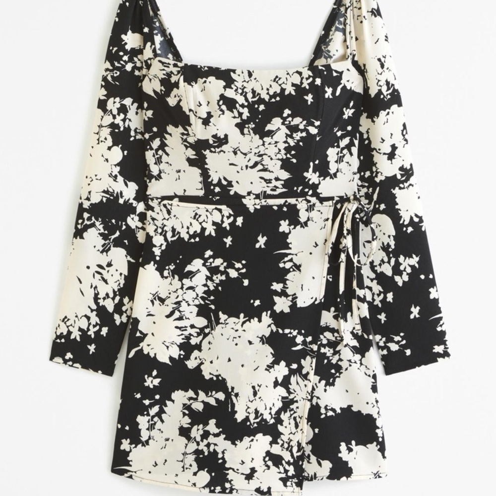 Abercrombie & Fitch Black and White Long Sleeve Dress